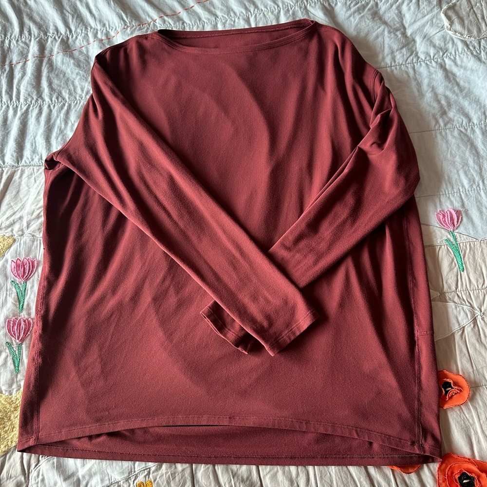 Women’s lululemon size 6 back in action shirt.